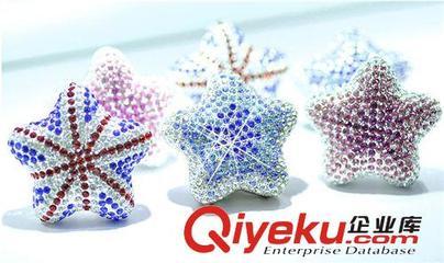 DAD鑲鉆五角星風口香水 鑲鉆五角星汽車飾品 水晶鉆海星風口香膏-饒平縣海山路士達汽車裝飾用品經營部提供DAD鑲鉆五角星風口香水 鑲鉆五角星汽車飾品 水晶鉆海星風口香膏的相關介紹、產品、服務、圖片、價格饒平縣海山路士達汽車裝飾用品經營部、汽車防爆膜;汽車改裝件;LED燈;汽車飾品;汽車香水;車載小電器;車衣